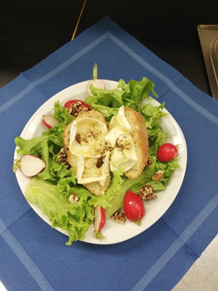 Salade de chèvre chaud au miel et aux noix